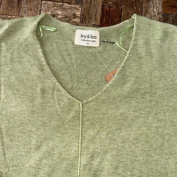 Green Lightweight V Neck Sweater by Ivy & Leo NWT - Picture 2 of 11